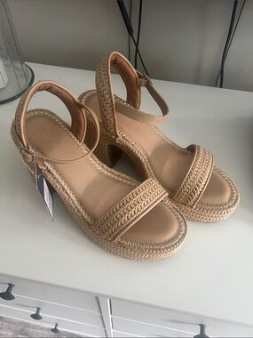 Universal Thread platform sandal